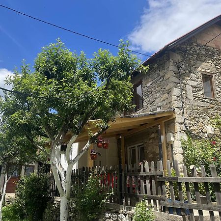 Guest House Guri Vuthaj Exterior photo