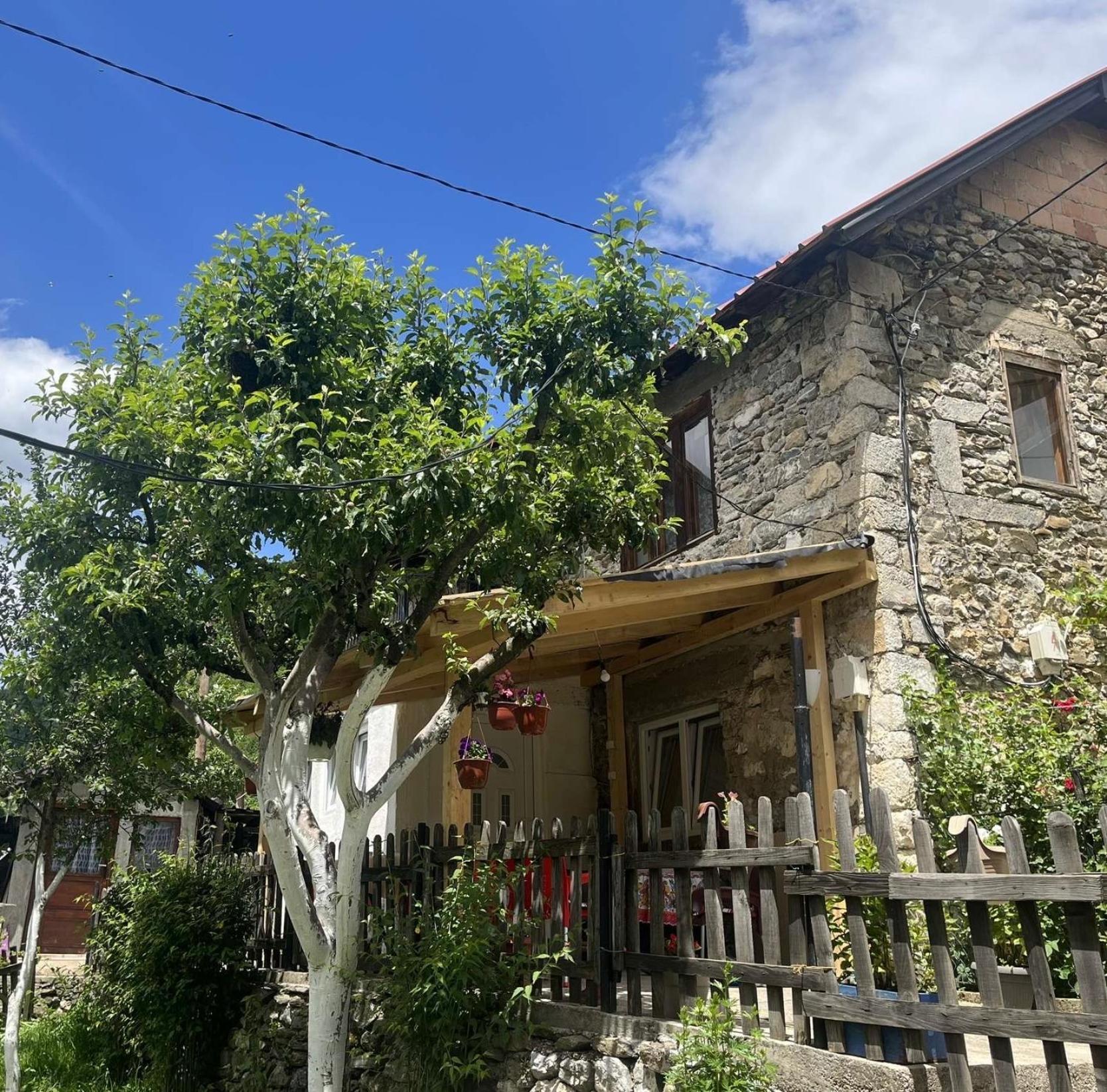 Guest House Guri Vuthaj Exterior photo