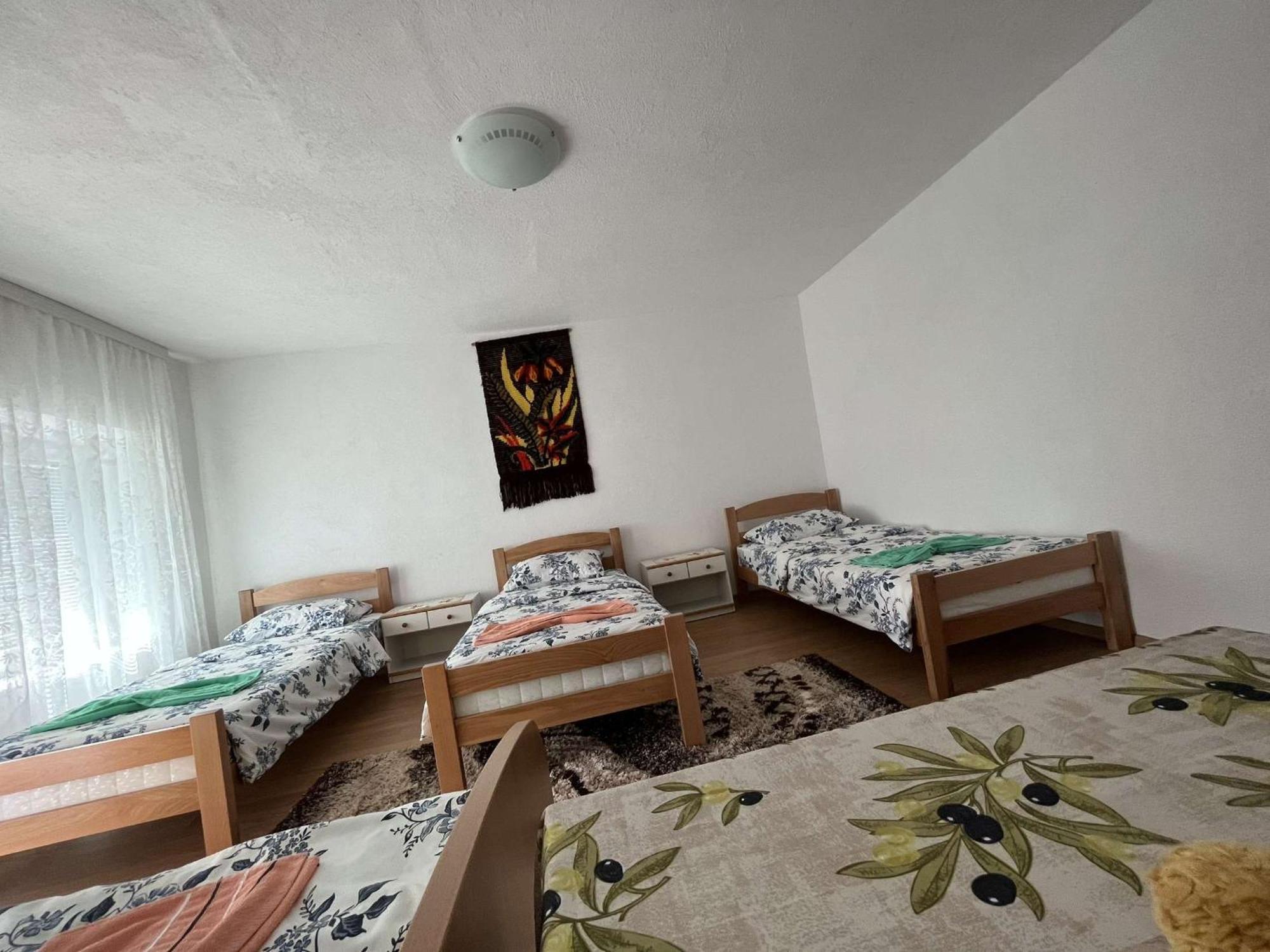 Guest House Guri Vuthaj Exterior photo