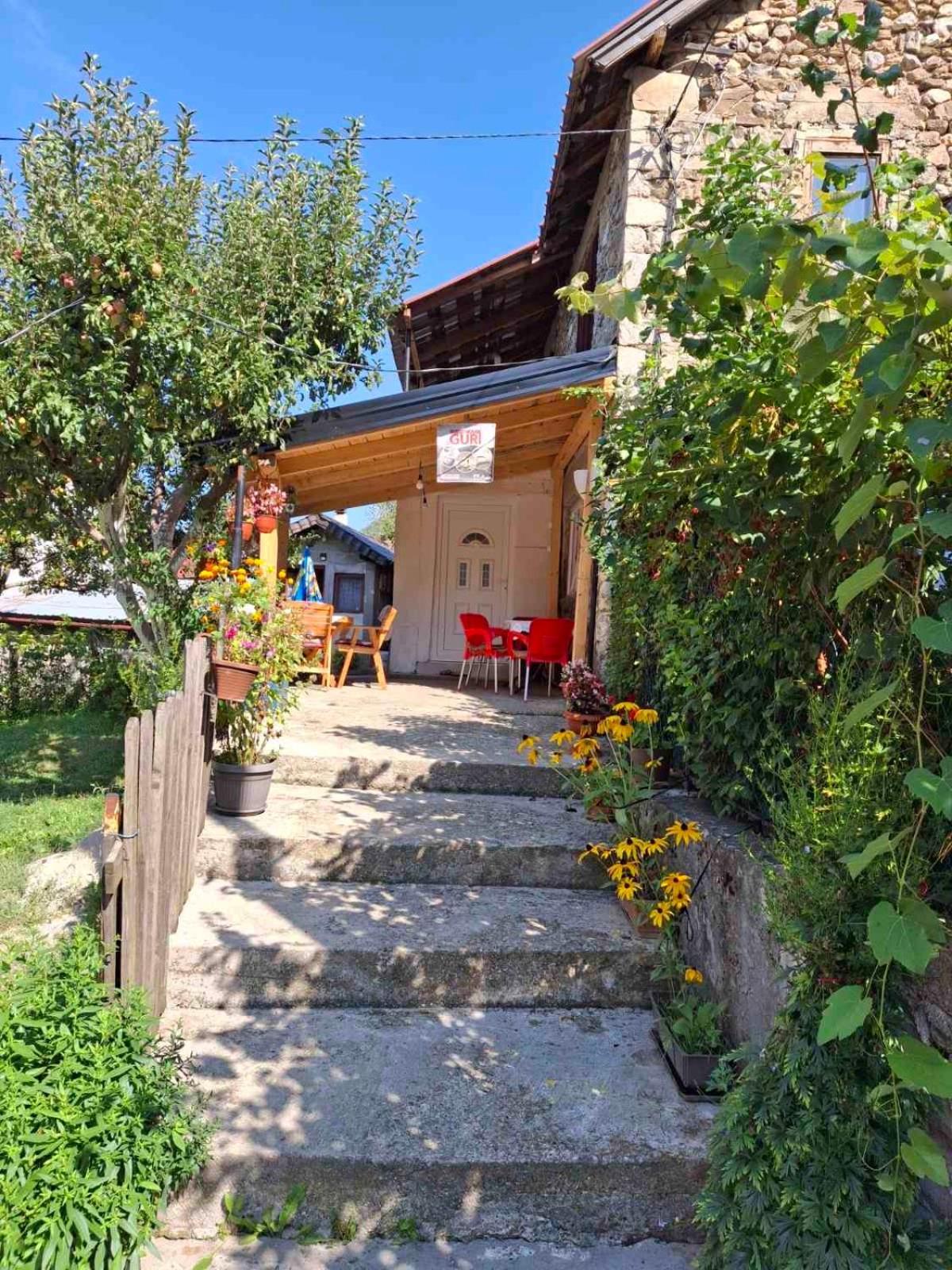 Guest House Guri Vuthaj Exterior photo