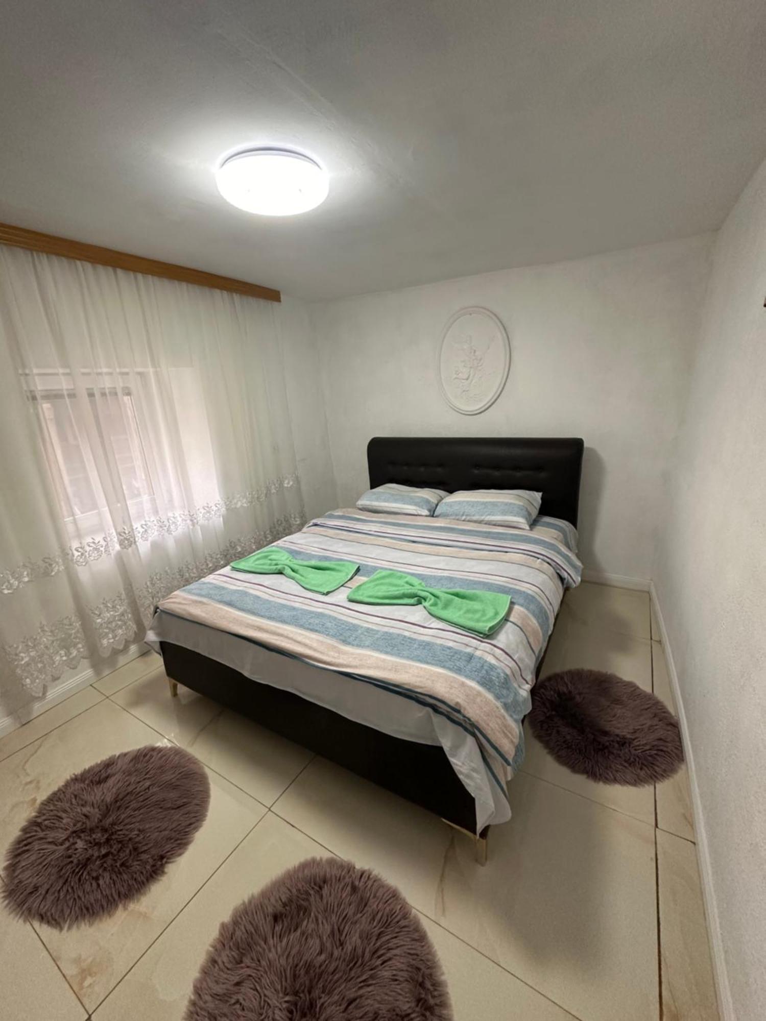 Guest House Guri Vuthaj Exterior photo