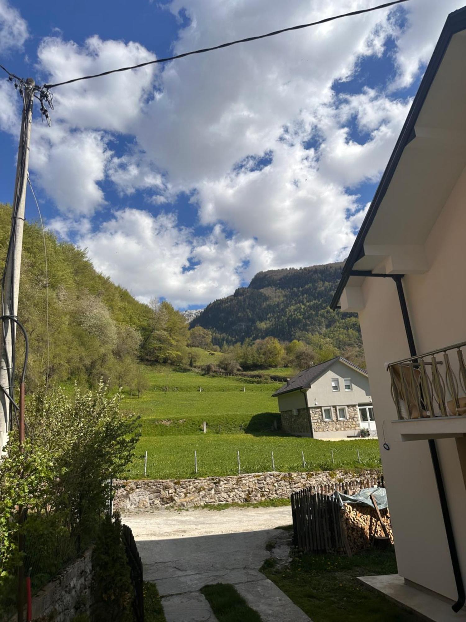 Guest House Guri Vuthaj Exterior photo